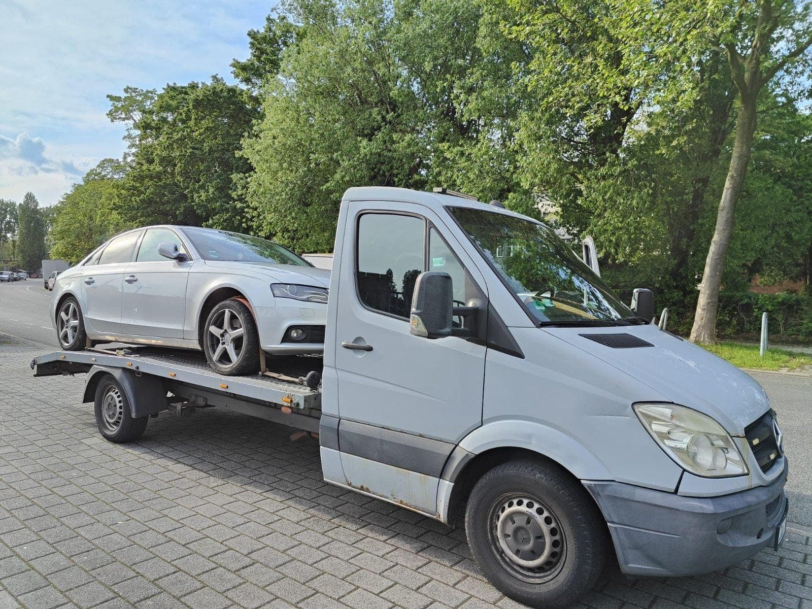 Abschleppwagen von Onkel's Abschleppdienst im Einsatz in Duisburg